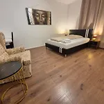 Gemuetliches Privatzimmer Mit Franzoesischem Doppelbett An Der Universitaetsklinik Mainz