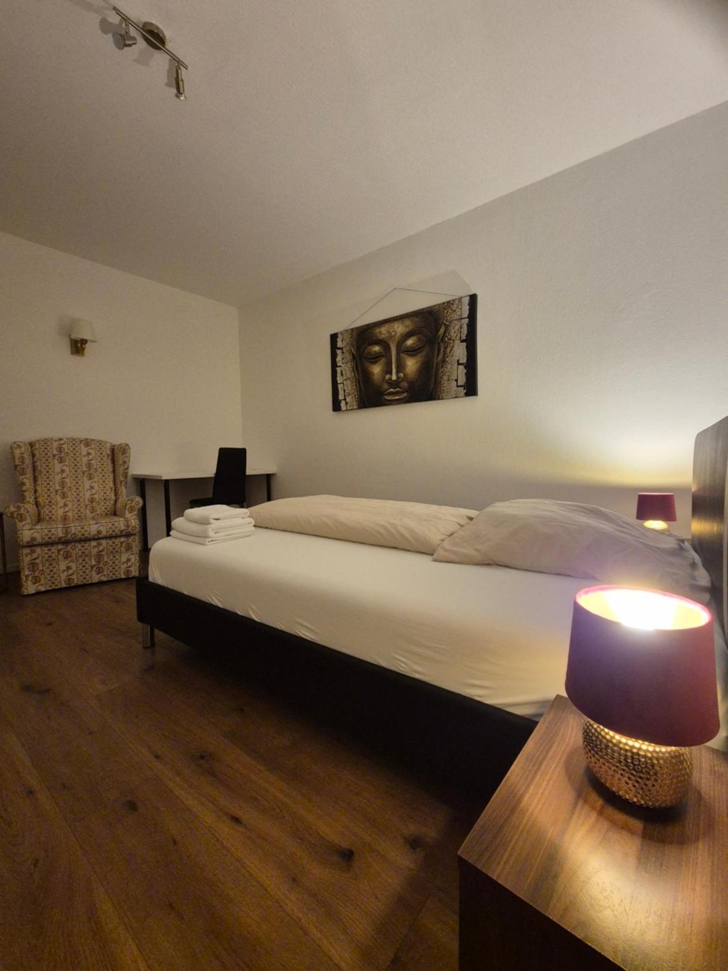 Gemuetliches Mit Franzoesischem Doppelbett An Der Universitaetsklinik *