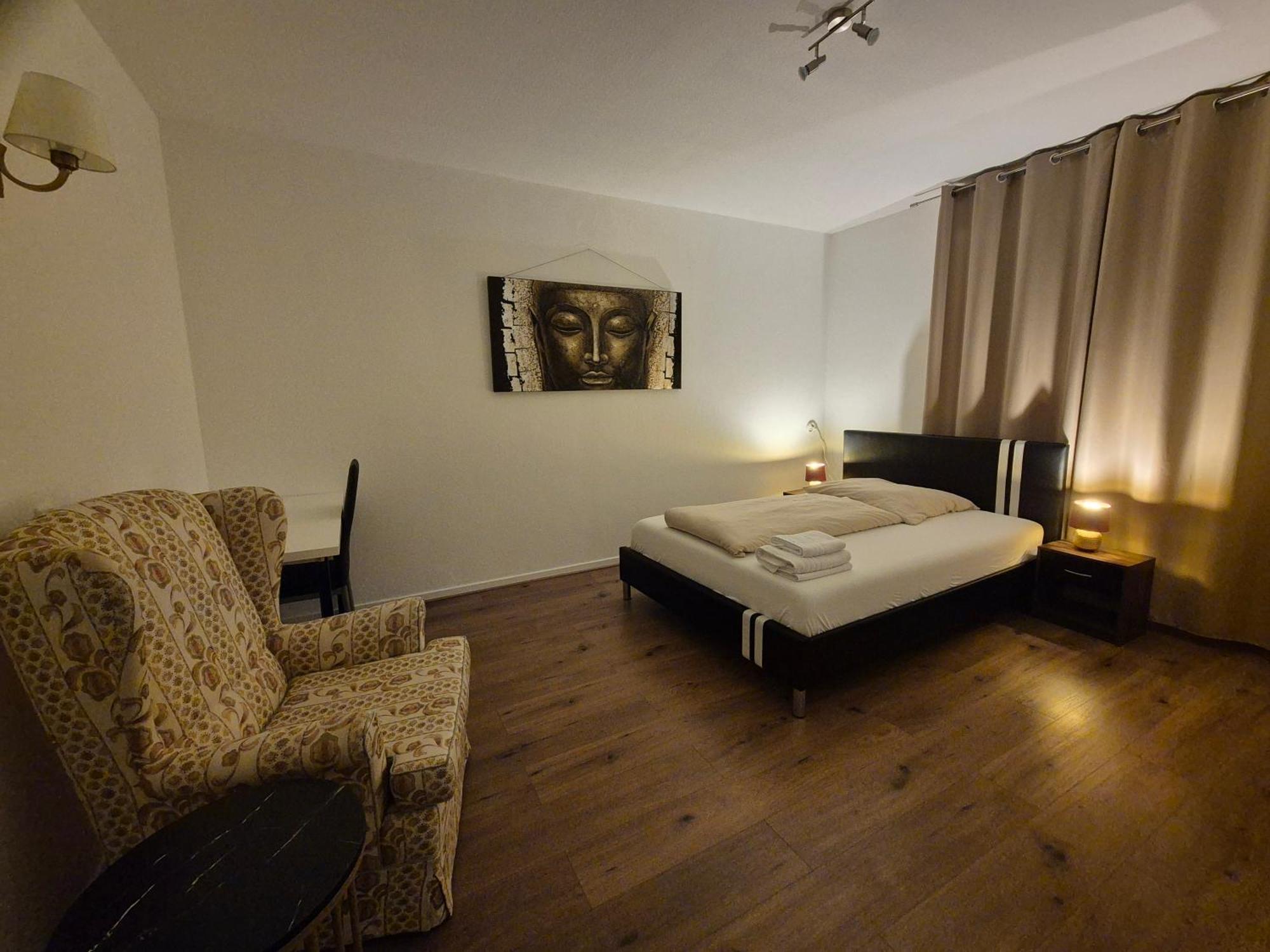 Gemuetliches Mit Franzoesischem Doppelbett An Der Universitaetsklinik Mainz