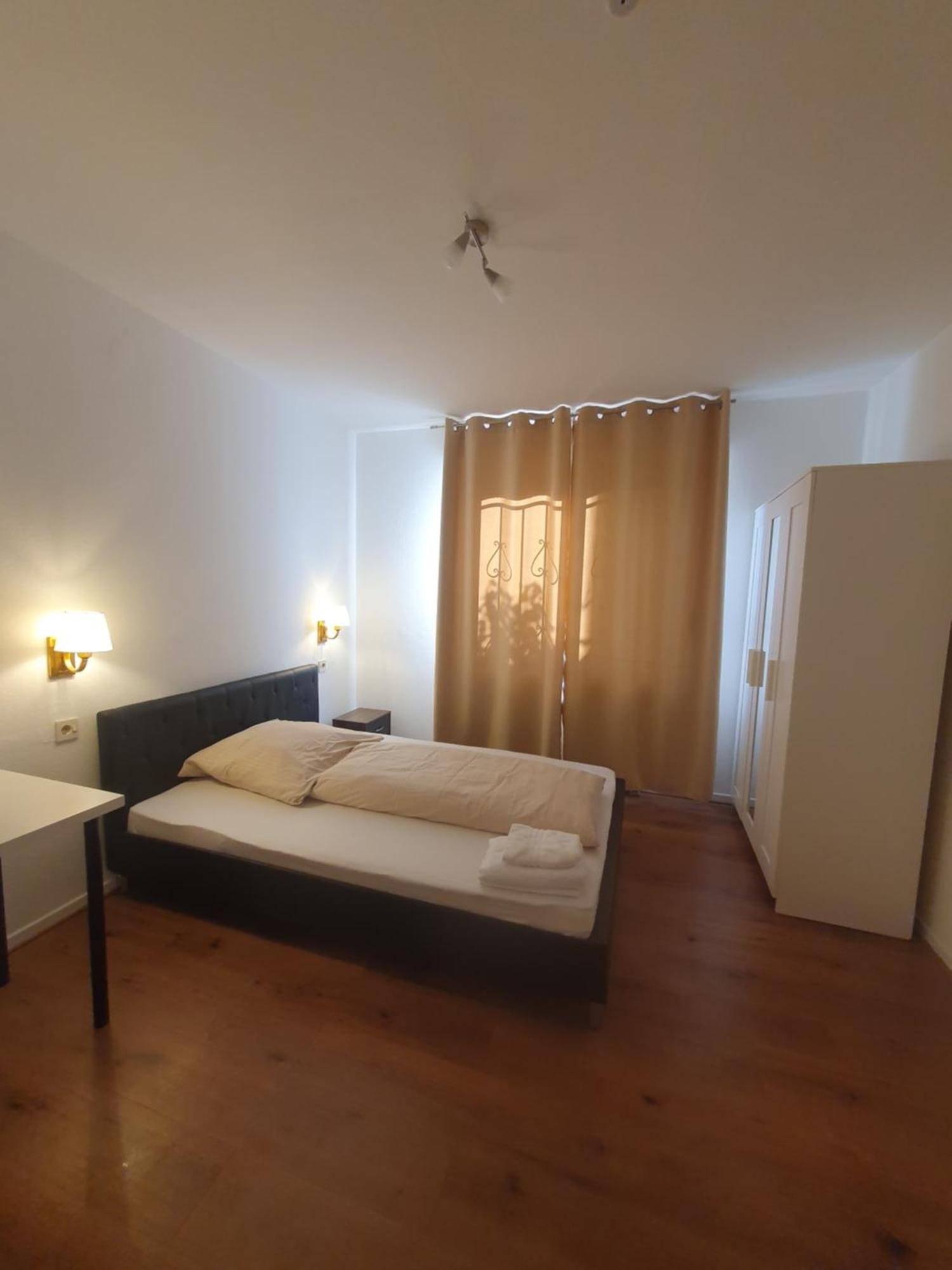 Gemuetliches Mit Franzoesischem Doppelbett An Der Universitaetsklinik